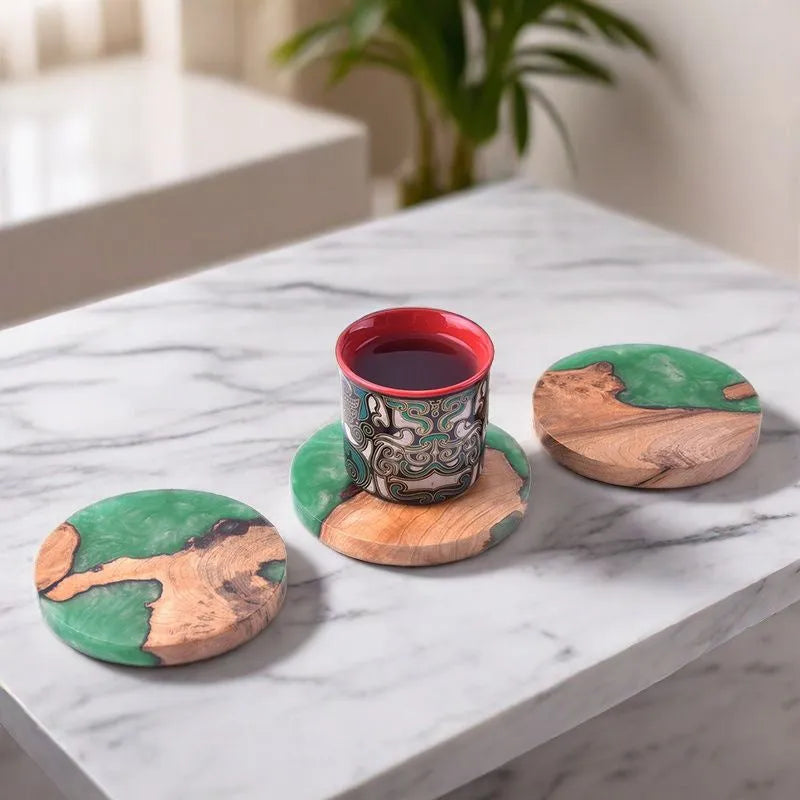Round and square wooden resin coasters in green and black for heat insulation.