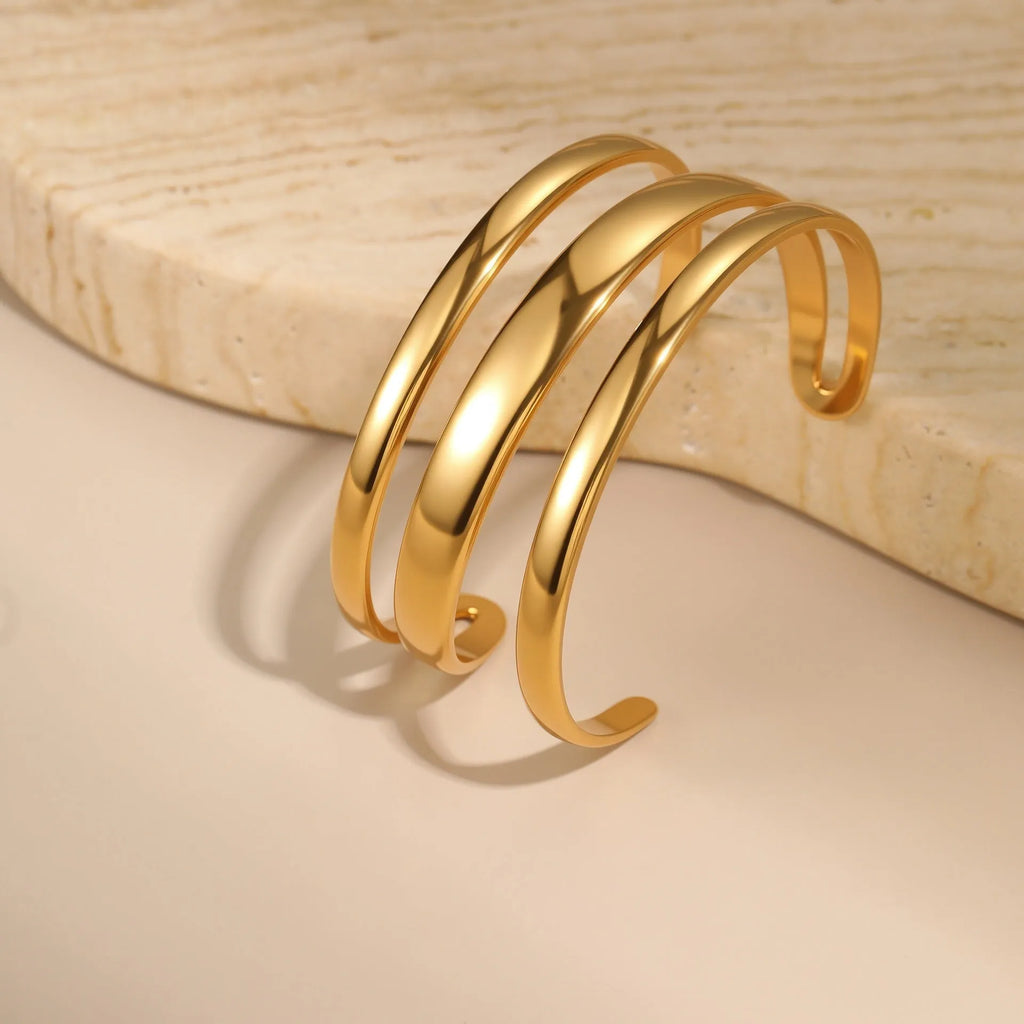 Geometric stainless steel bracelet with simple opening and linear decoration in gold or steel finish