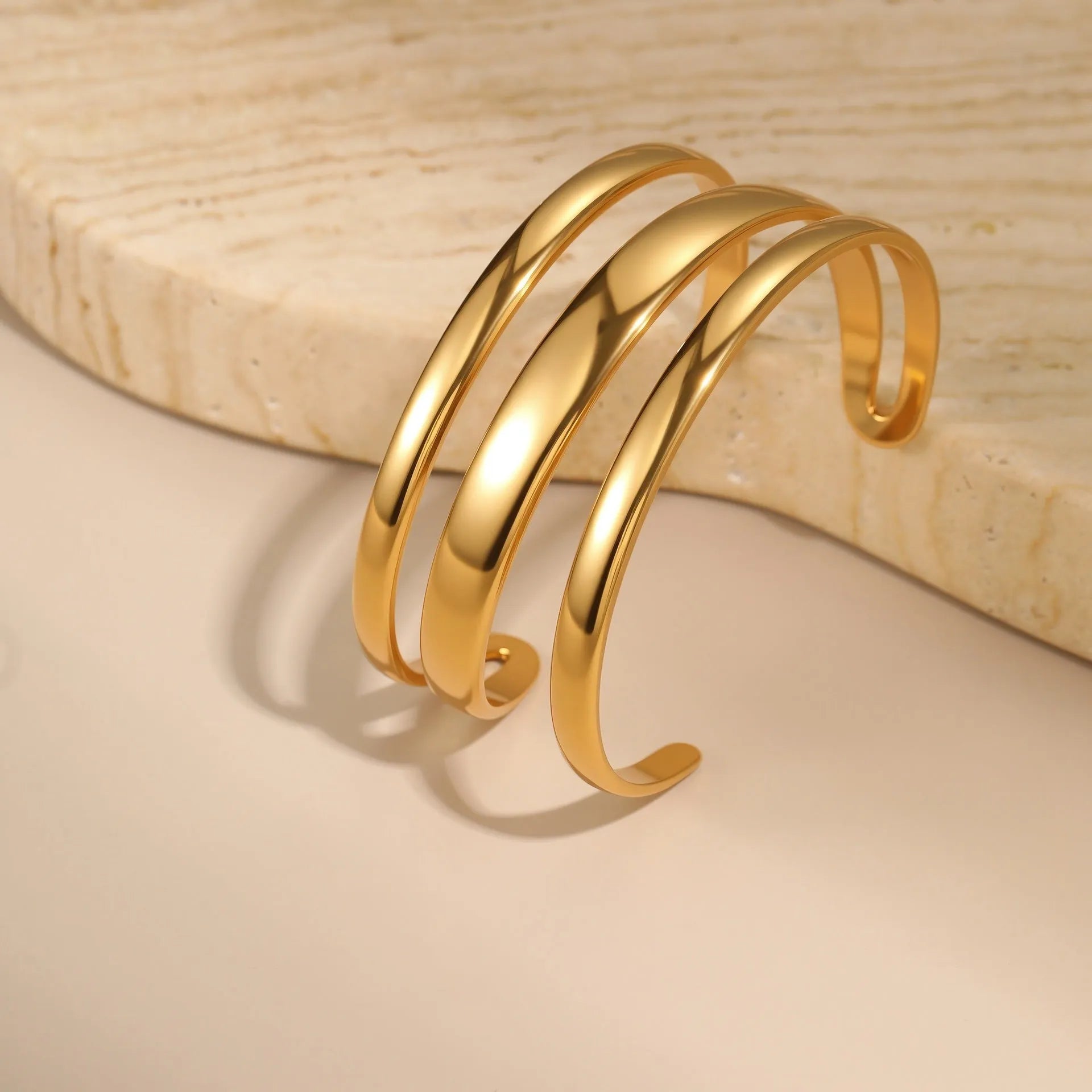 Geometric stainless steel bracelet with simple opening and linear decoration in gold or steel finish