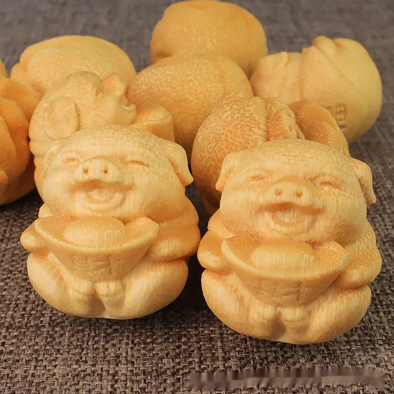 Fulu pig solid bamboo carving ornament 4cm height 3.5cm diameter ingot pigskin decorative gift
