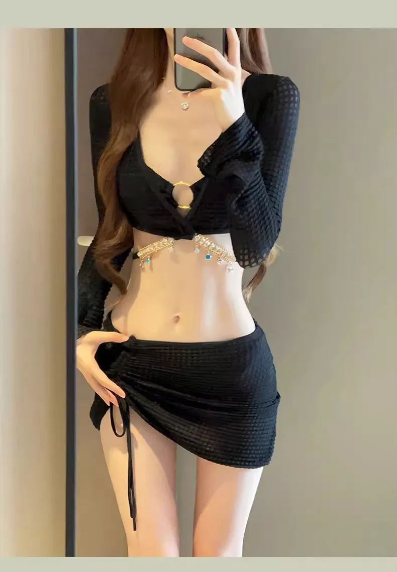 Women's long sleeve split bikini swimsuit in black polyester for hot spring swimming