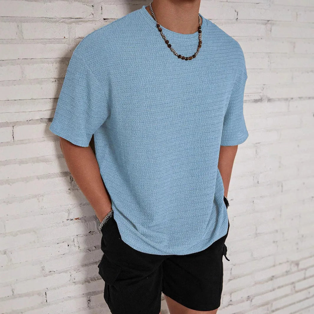 A man's loose-fit solid colour t-shirt in a slim style with short sleeves and a round neck.