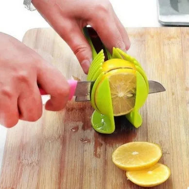 Plastic fruit and veggie cutting holder with gap for slicing tomatoes, 18.5cm x 8cm, black or green random colour