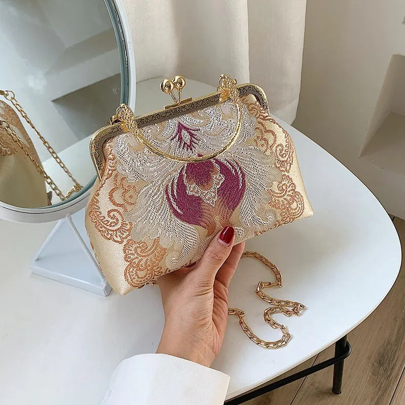 Chinese embroidery shell-shaped handbag in Chinese red with zipper changing bag