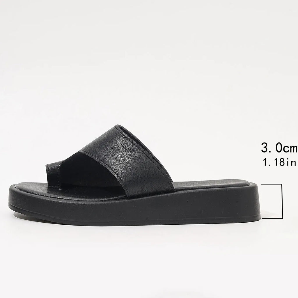 Women's thick-soled clip toe flat slippers in black with round toe and PU upper