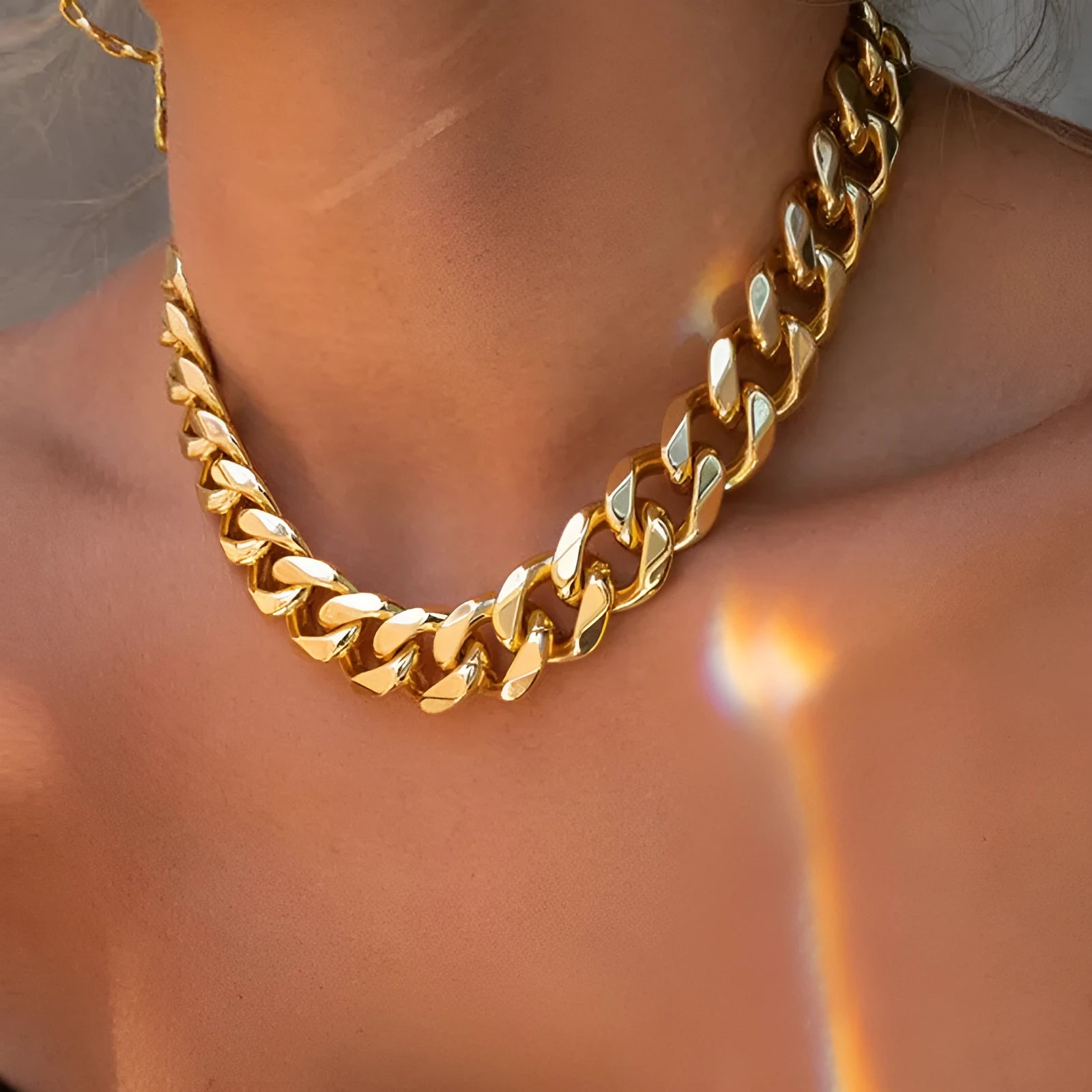 Women's gold electroplated thick chain necklace with 32cm length and alloy construction