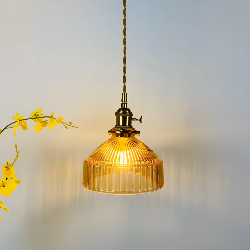 Nordic retro brass chandelier with amber glass lampshade and H65 brass body, 18x20cm, adjustable wire