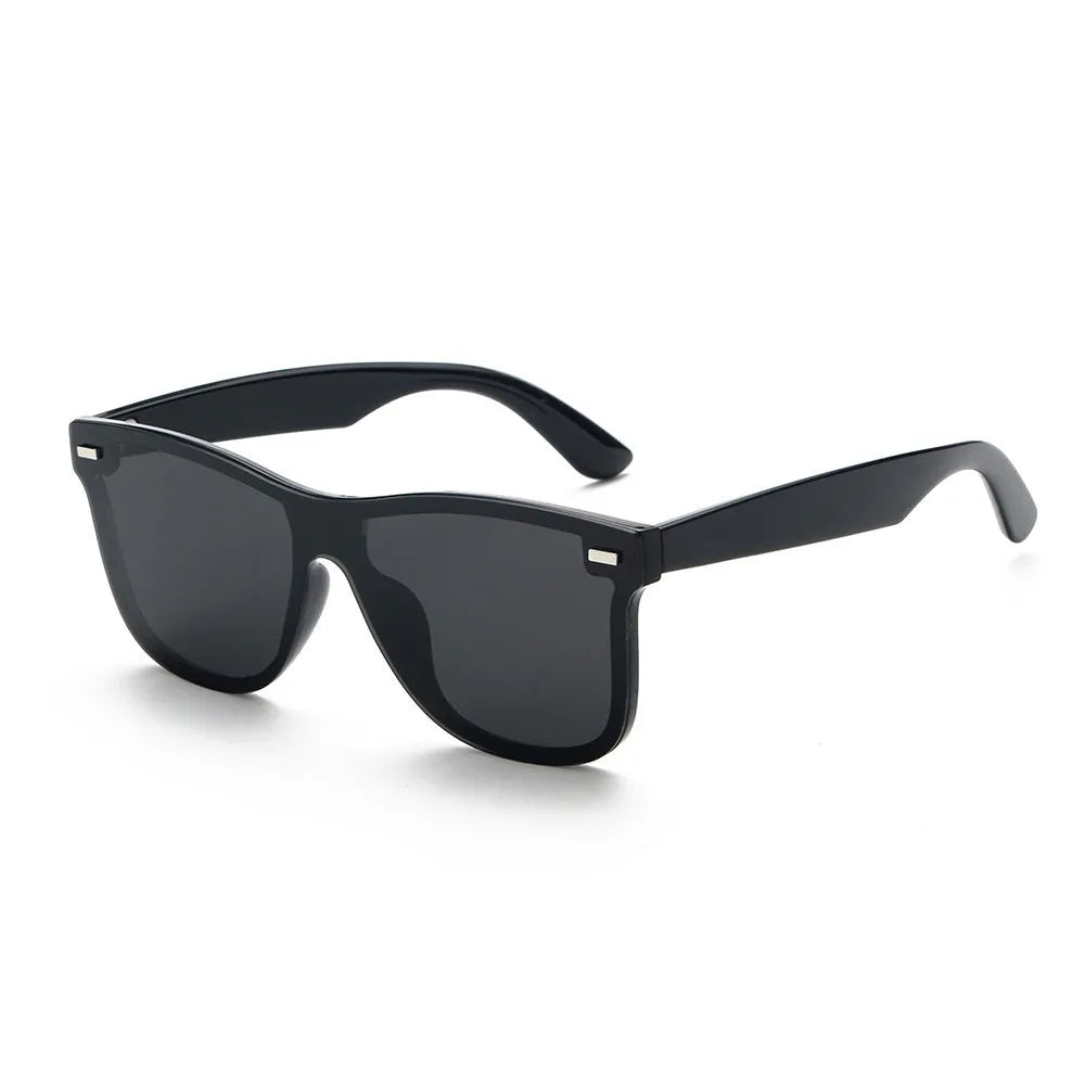 Polarised sun-resistant sunglasses with sand black frame and gray lenses for driving and outdoor use