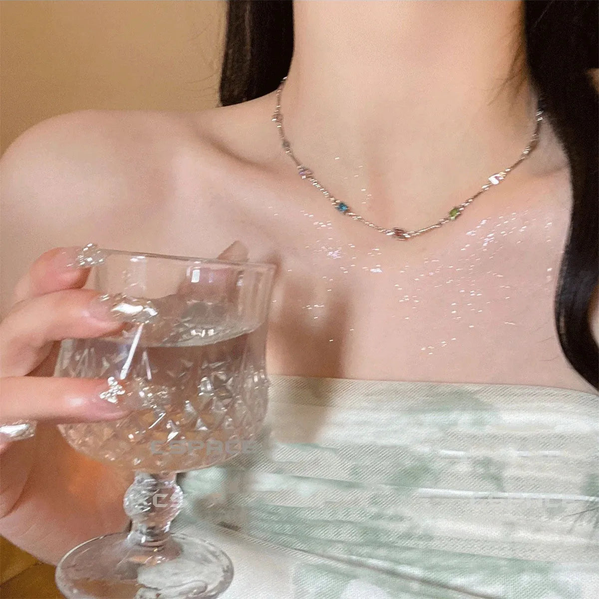 Square colour geometric quadrilateral alloy clavicle chain necklace with artificial crystal details on a model.