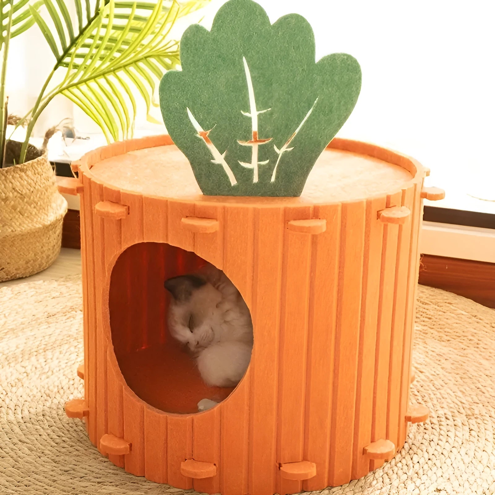Grey felt cat tunnel leading into a semi-enclosed nest, shown in M and L sizes.