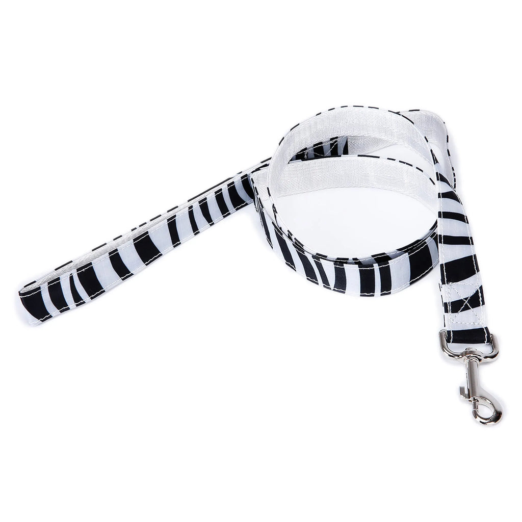 Black imitation nylon Christmas plaid stripe pet traction rope 120cm long on white background