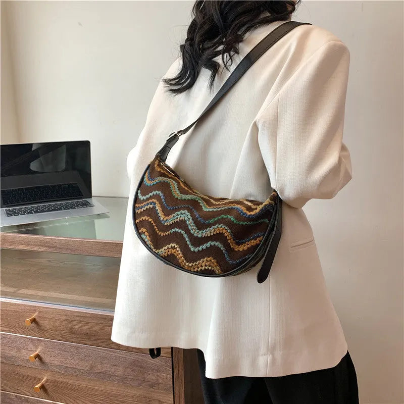 Women's straw woven crossbody bag with single strap and textured knitted appearance