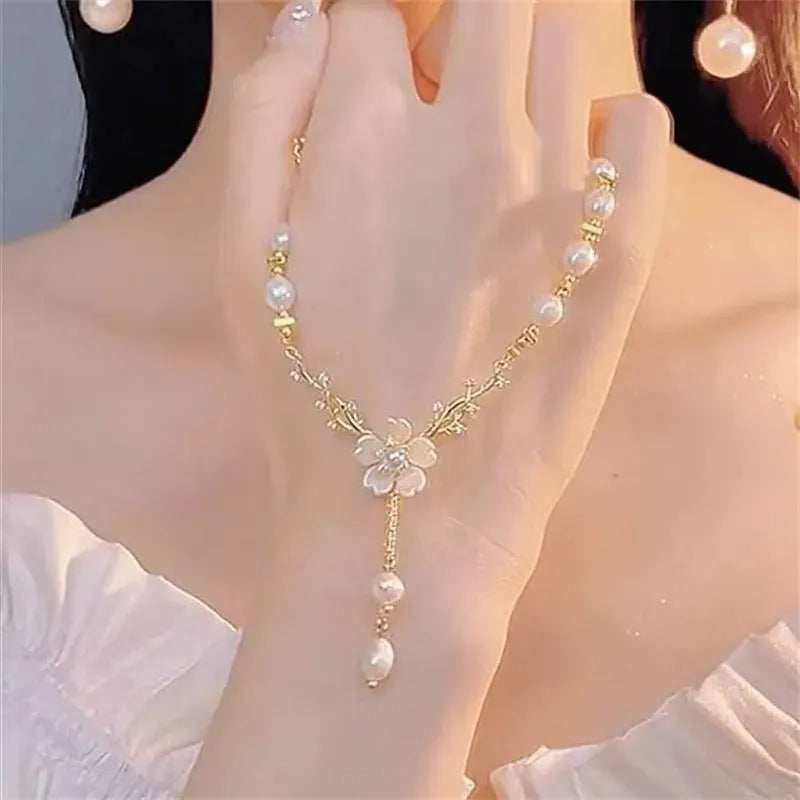 Alloy fashion necklace with pearl flower pendant and rose design elements