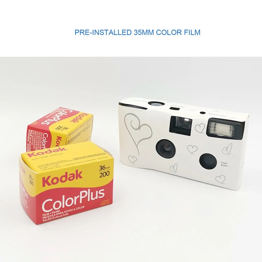 White disposable film camera with manual operation and 3x optical zoom, compact 11.5x6.0x3.3cm size