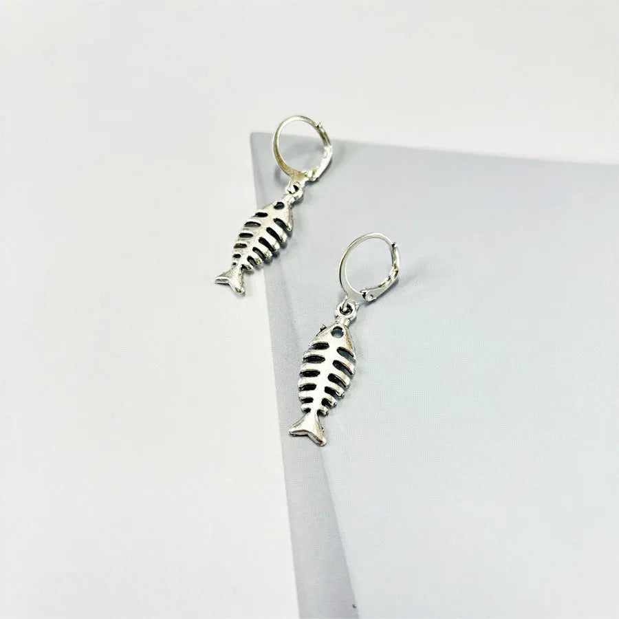 Fishbone motif alloy necklace and matching earrings set on adjustable O-shaped chain