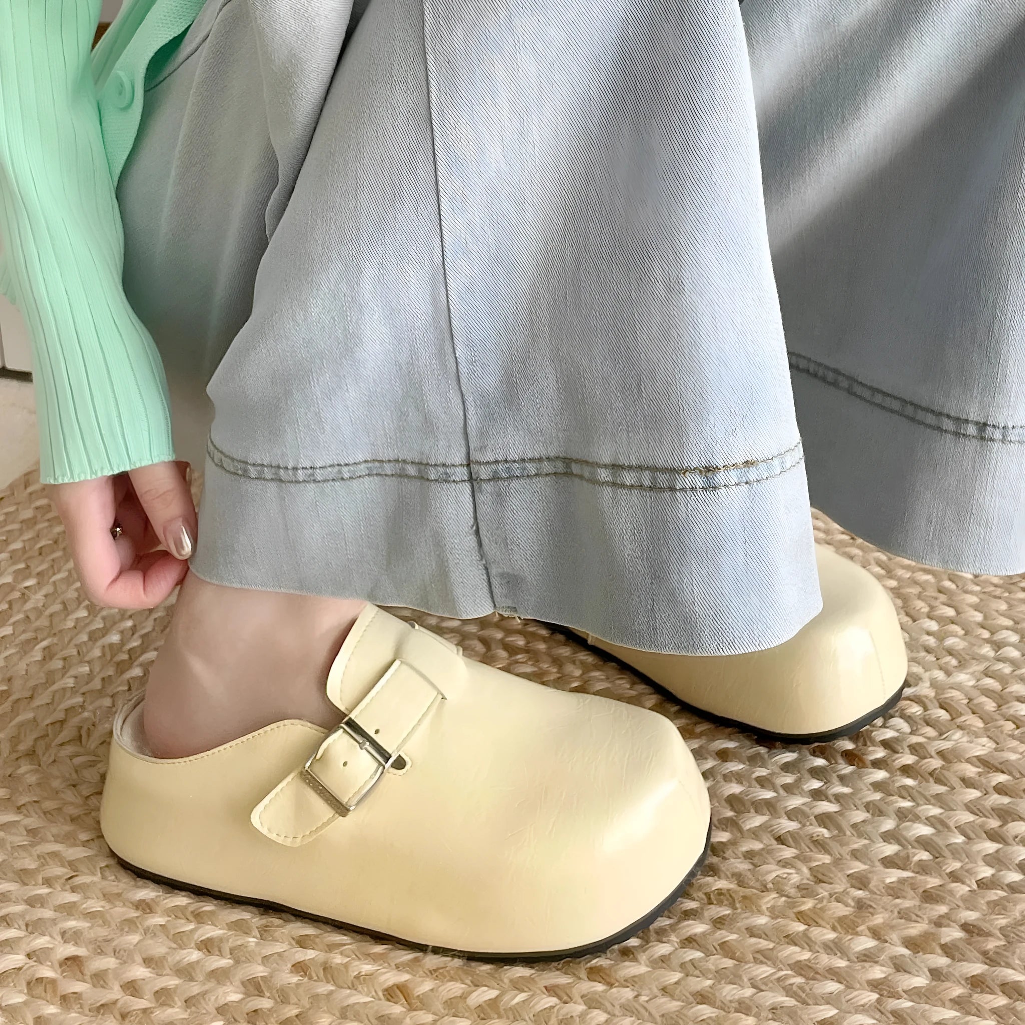 Flat buckle casual sneakers in PU upper, round toe, available in four colours and sizes 35-39