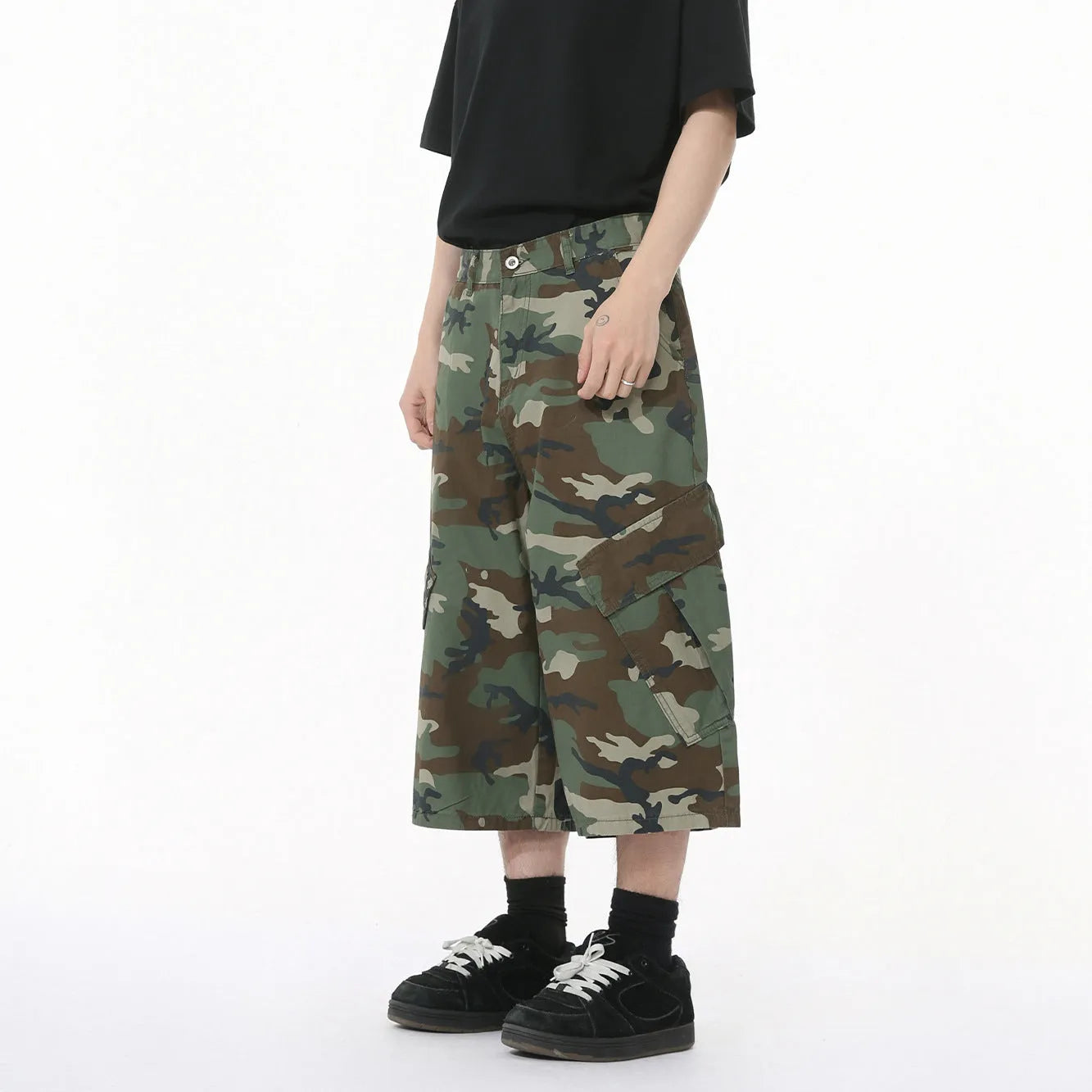 Men's camouflage cotton jeans with wide leg loose fit and large pockets