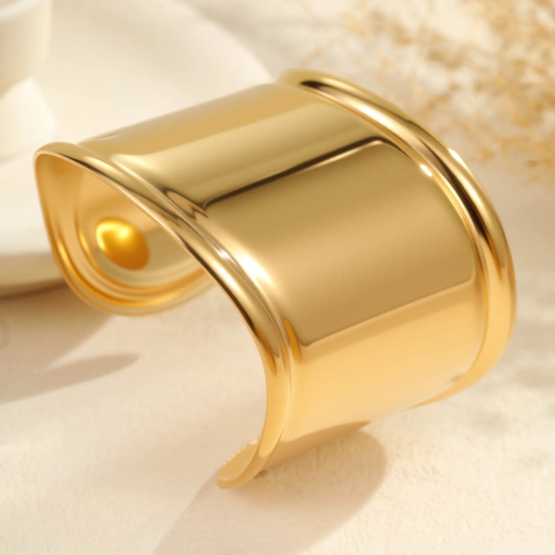 Women's geometric wave bracelet in stainless steel with gold plating and asymmetric design