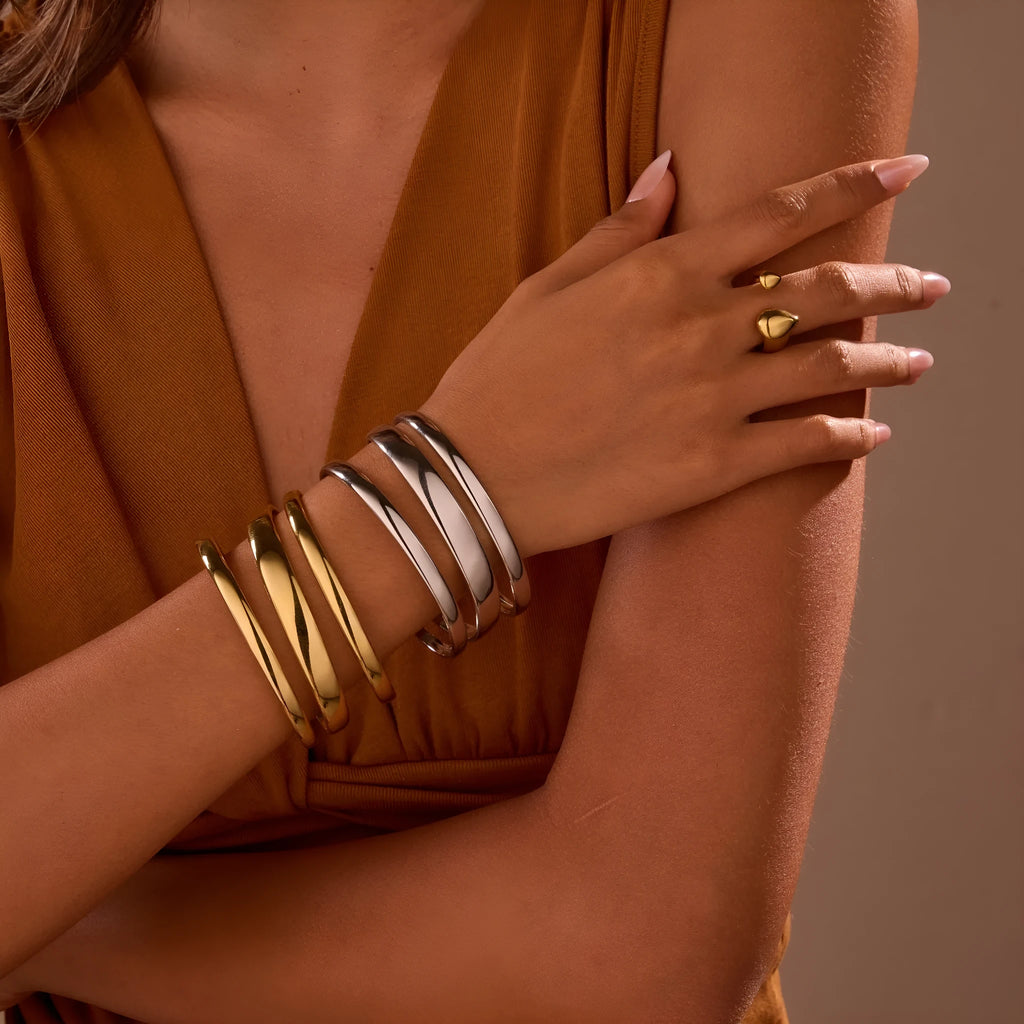 Geometric stainless steel bracelet with simple opening and linear decoration in gold or steel finish