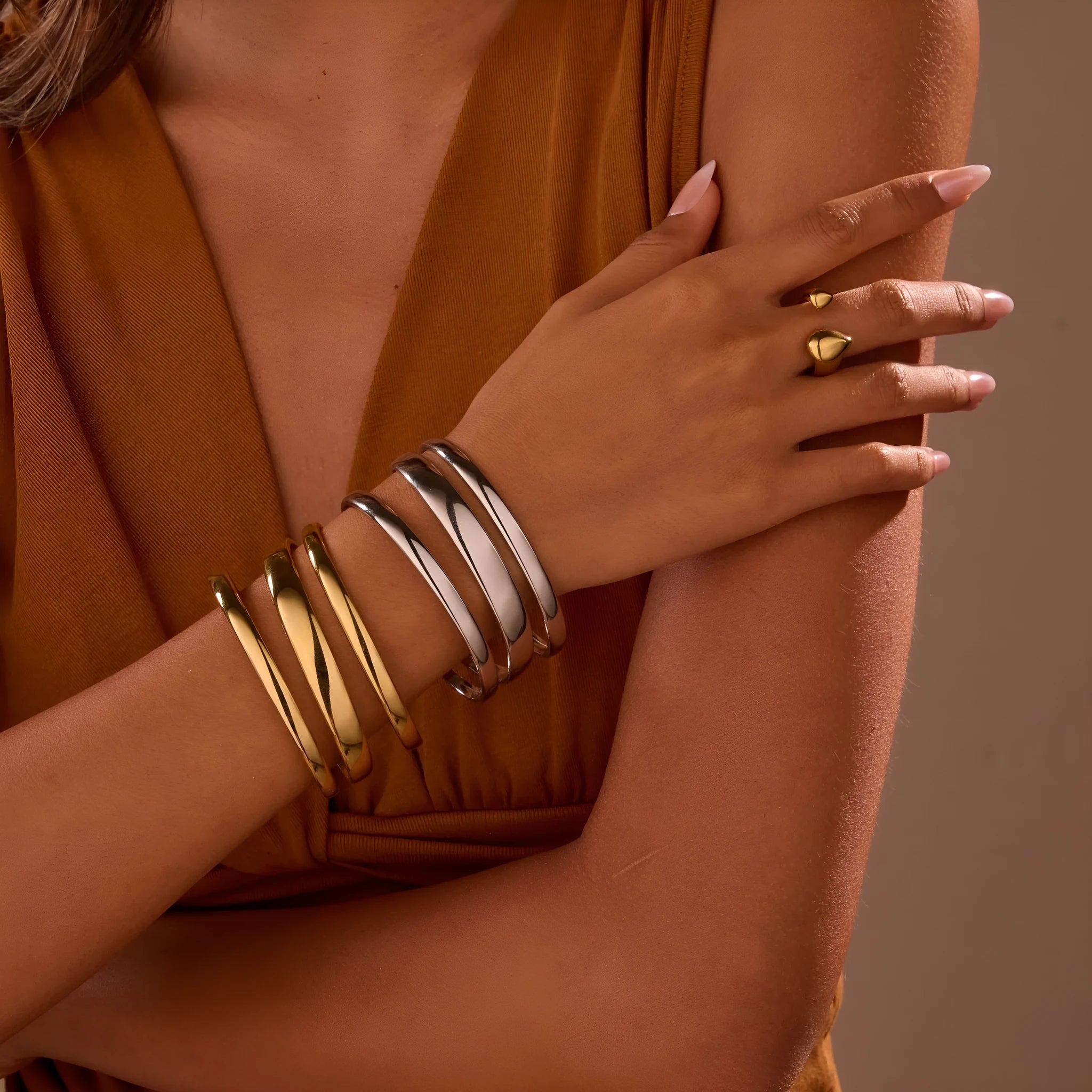 Geometric stainless steel bracelet with simple opening and linear decoration in gold or steel finish
