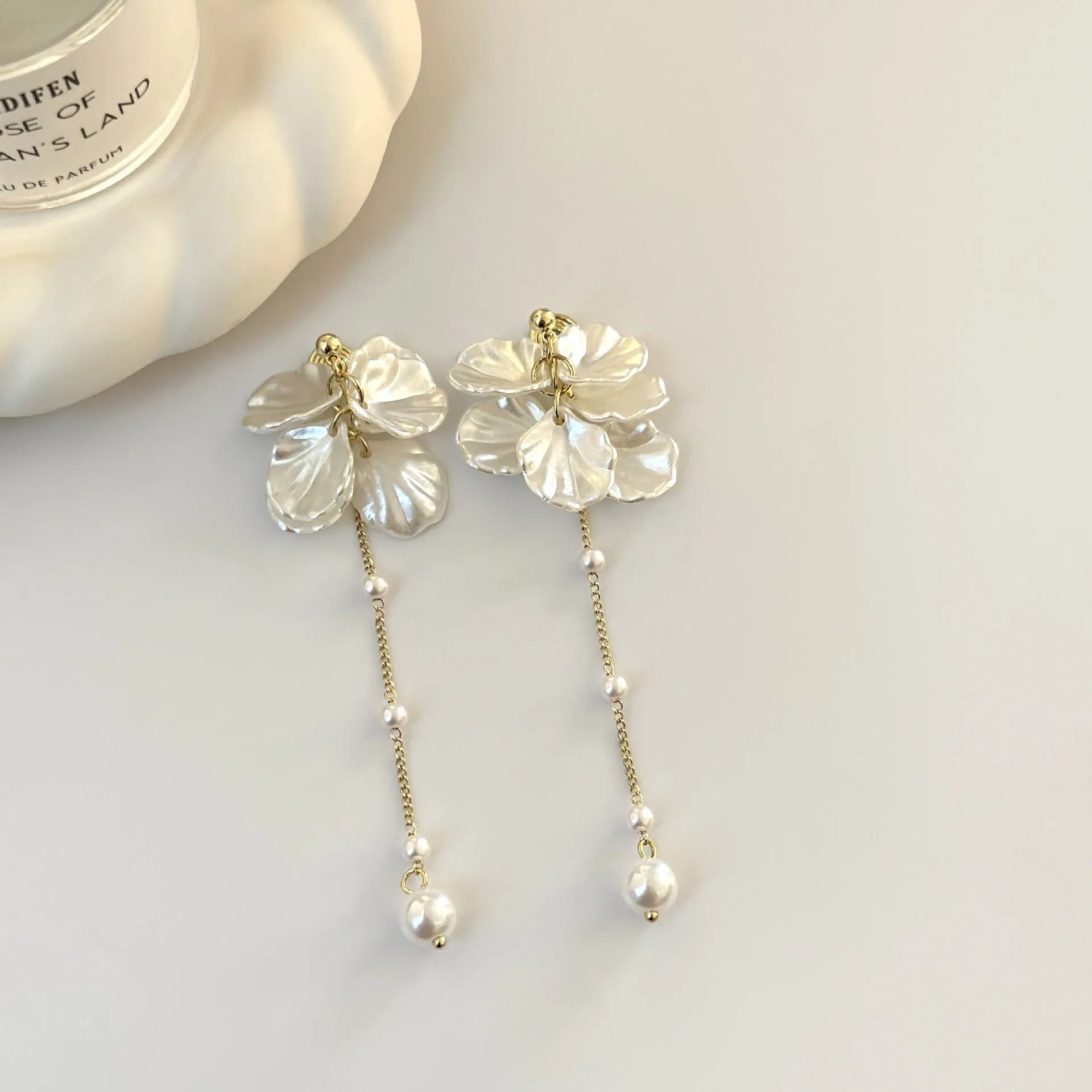 Women's acrylic shell pearl tassel earrings with 8.8cm length and four clip options