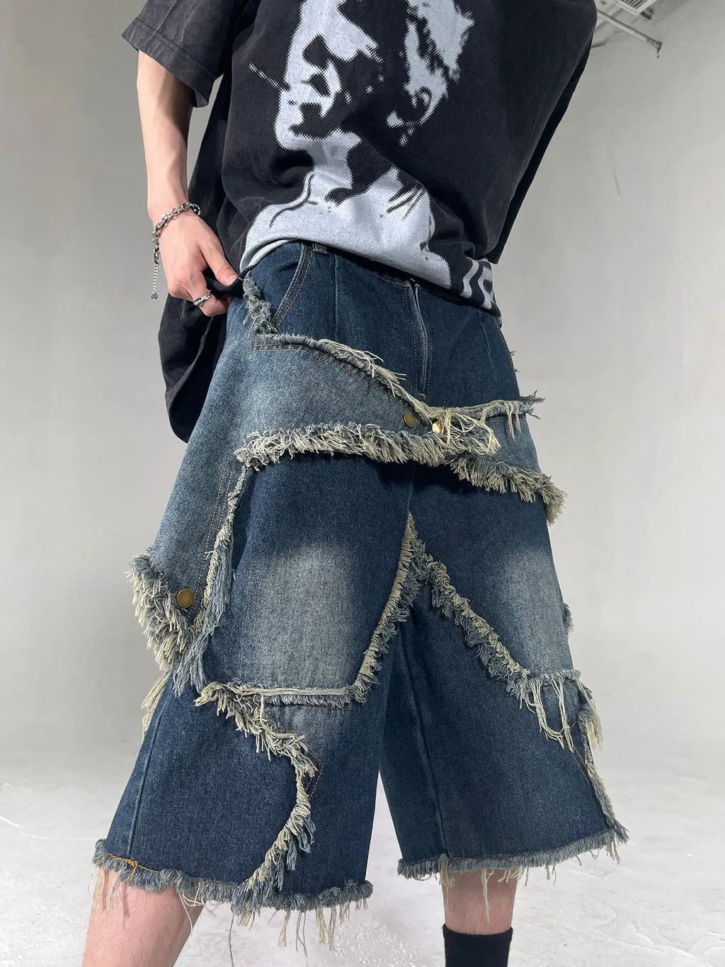 Blue denim shorts with frayed five-pointed star embroidery, loose fit summer shorts