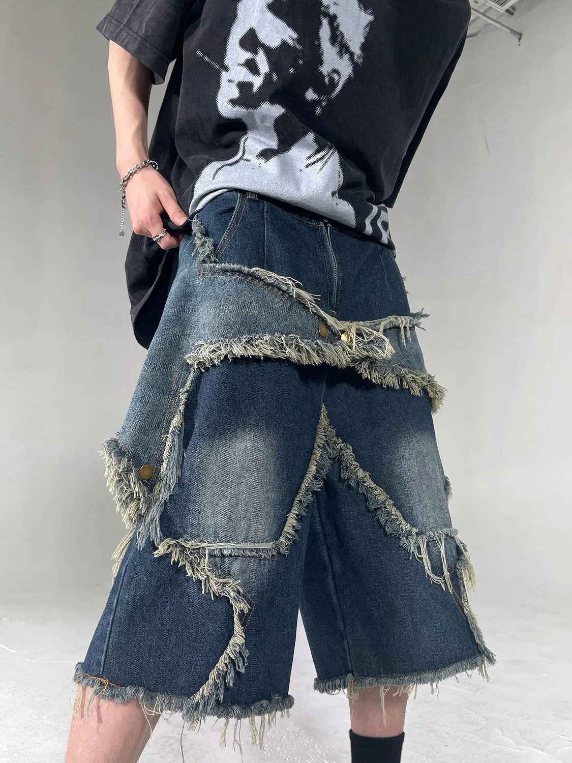 Blue denim shorts with frayed five-pointed star embroidery, loose fit summer shorts