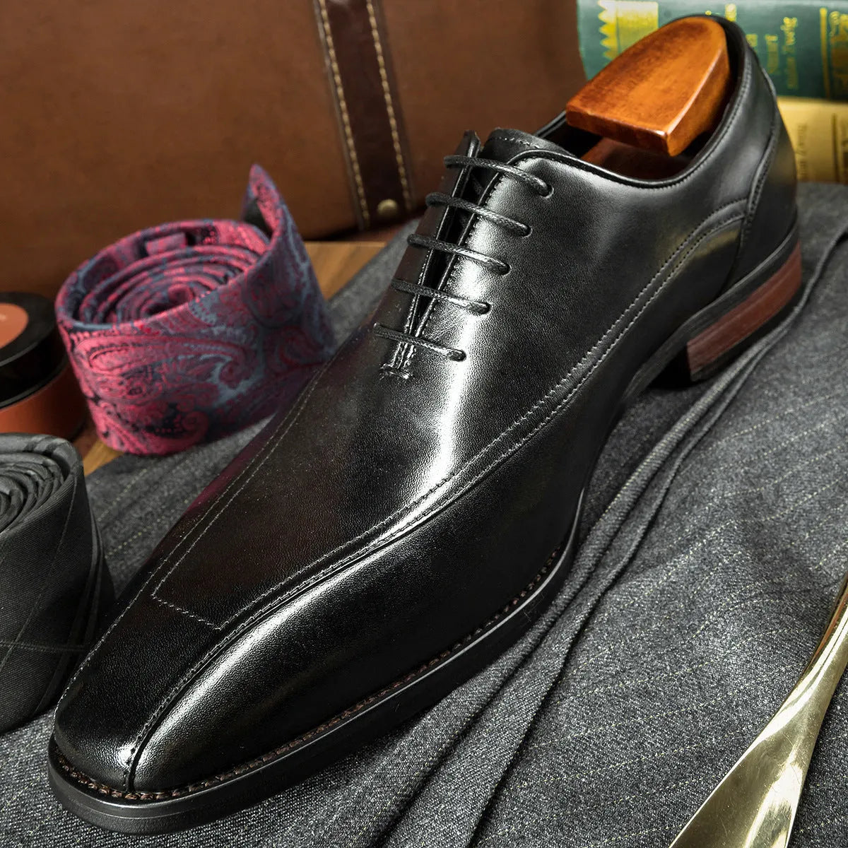 Men's casual Oxford leather shoes in black with leather toe cap and rubber sole