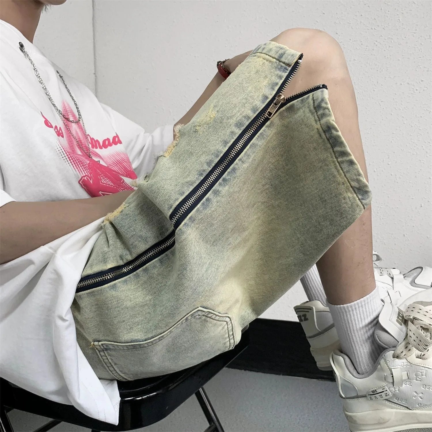 Men's retro blue ripped denim shorts with loose five-point cut and straight leg opening