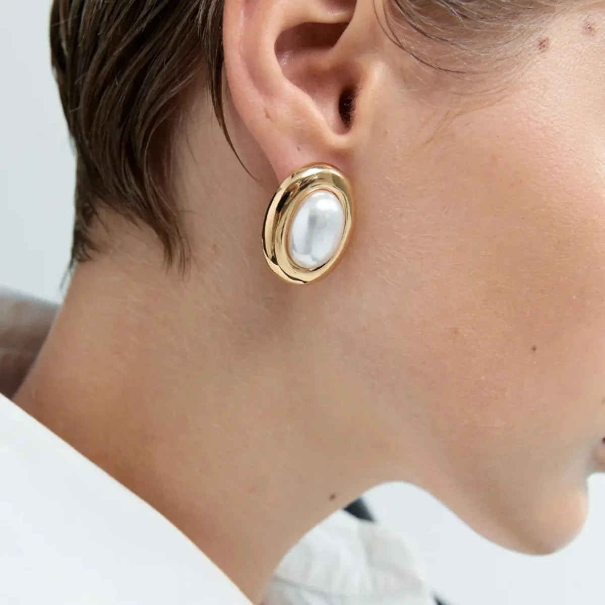 Stainless steel vintage pearl ear studs for women with electroplated finish in colour JDE0305051