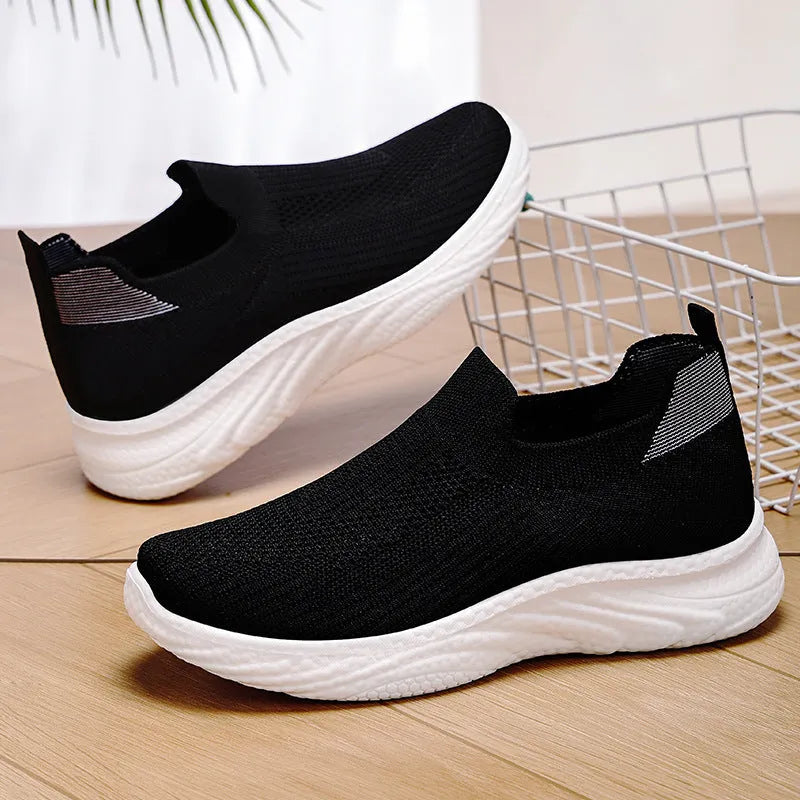 Breathable Flyknit running shoes with soft sole and flat heel, solid colour, low top design