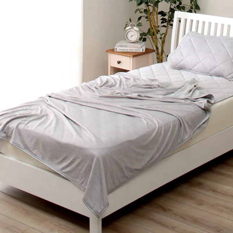 Blue cooling blanket with Japanese Q-Max 0.4 fibres, double-face construction, summer throw