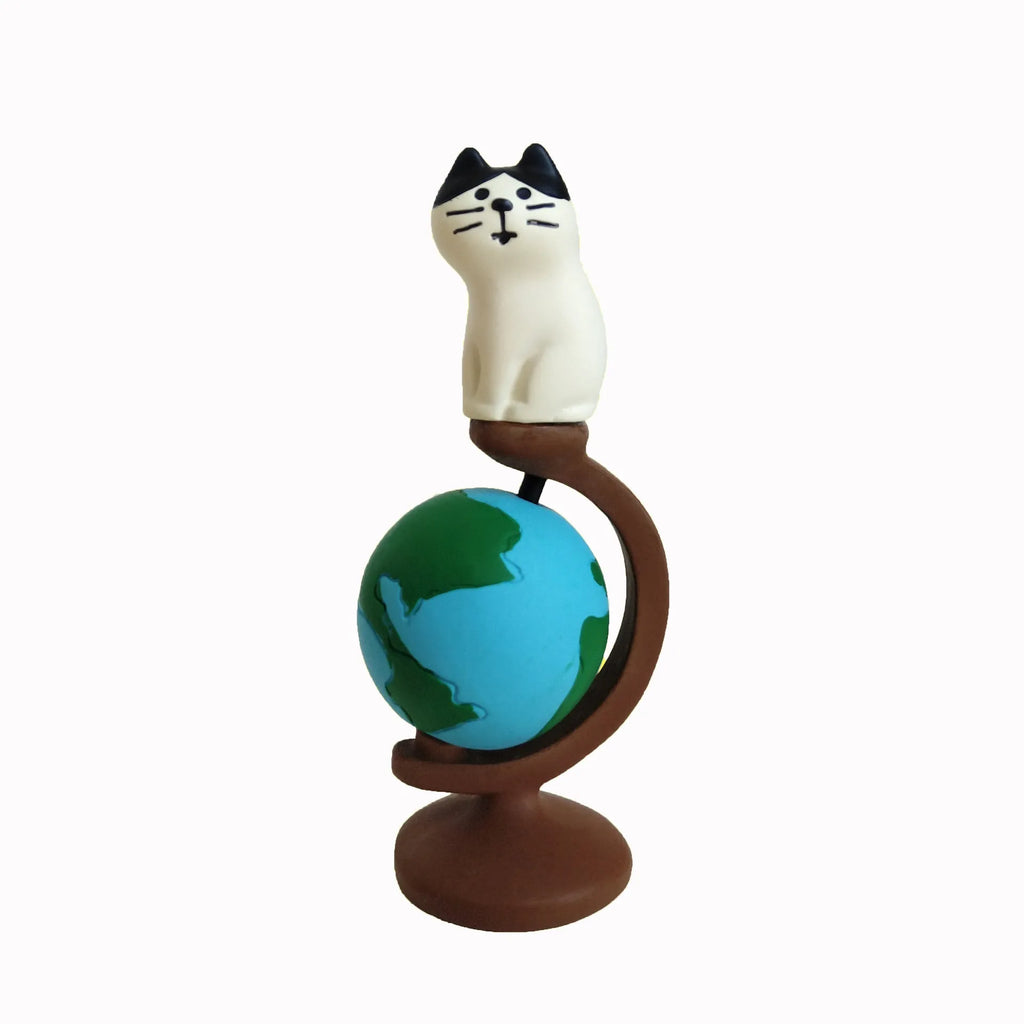 Resin cat figurine dressed as Statue of Liberty with torch, travel theme, carp cat or earth instrument cat styles