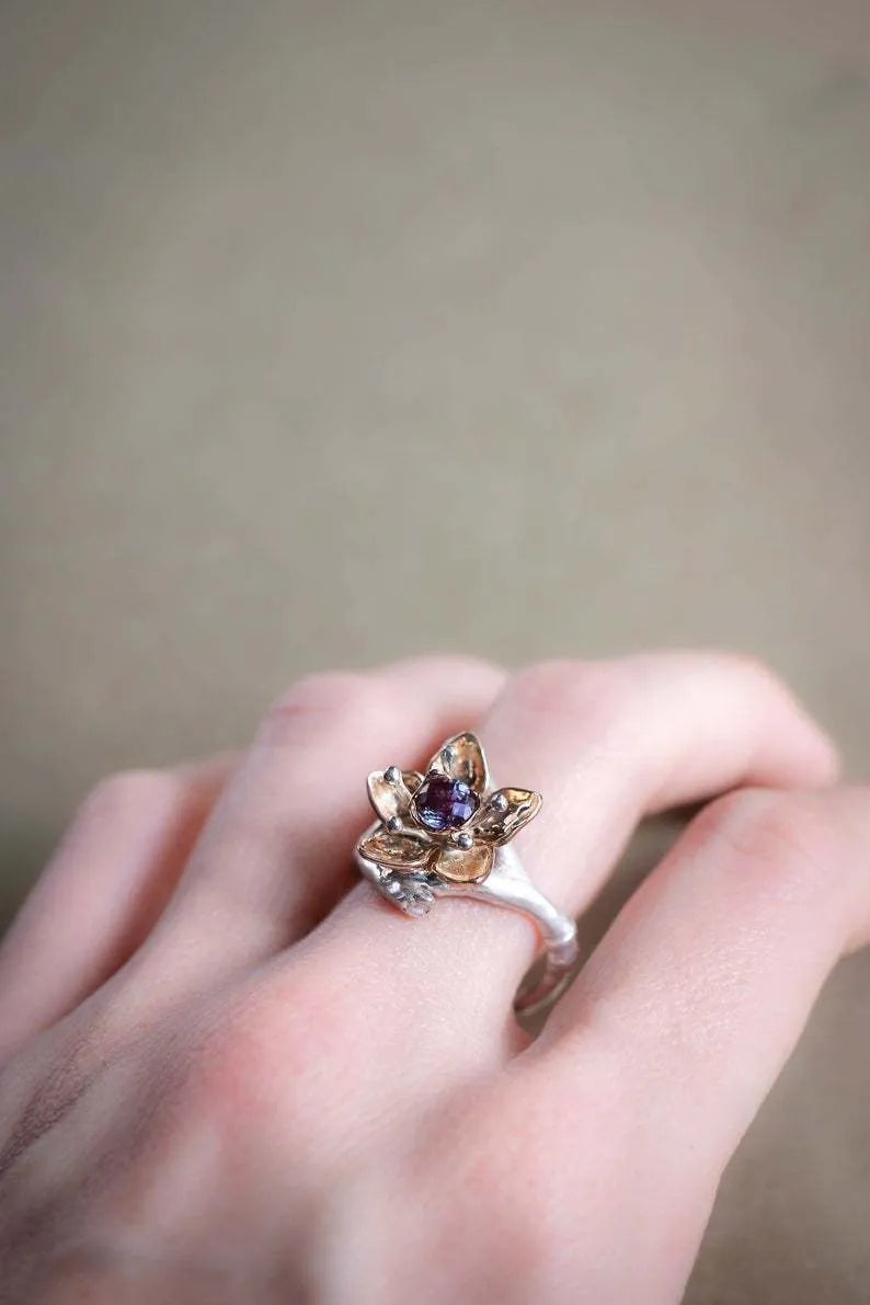 Women's two-tone floral geometric ring in silver alloy material showing size options