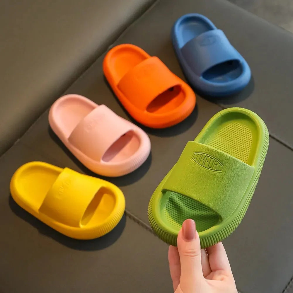 Children's injection-moulded EVA slippers in mixed colours with non-slip soles