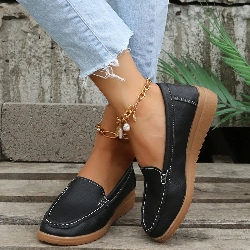 Women's flat loafers in PU leather with round toe and rubber sole