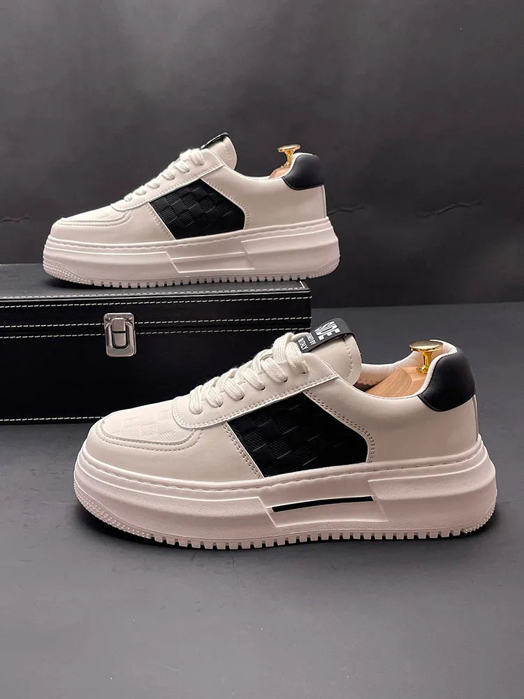 Sports and casual shoes in cloth with rubber foam soles, available in white green and white black colour options