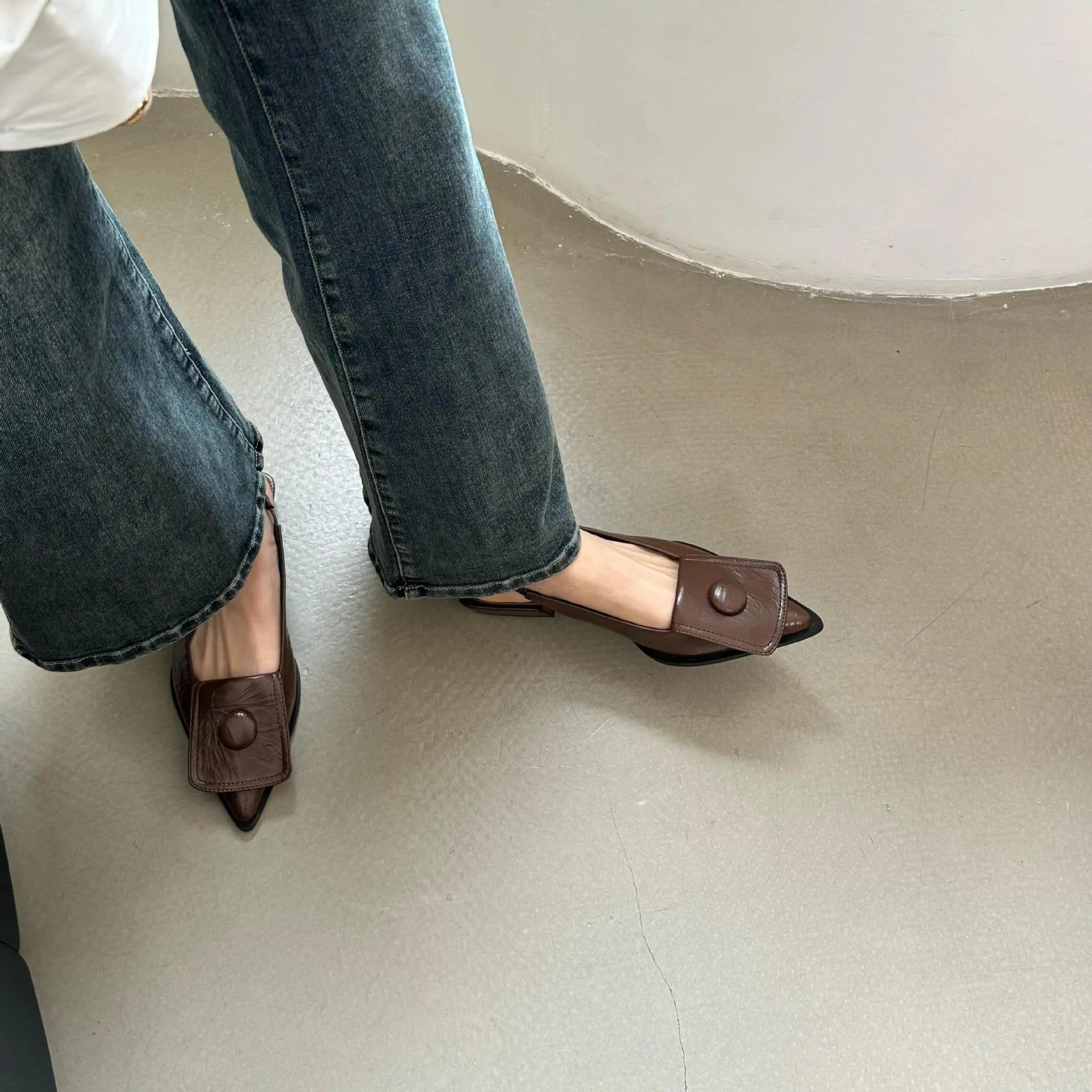 Low-cut low heel closed toe sandals for women, pointed toe, back strap, PU upper, apricot colour