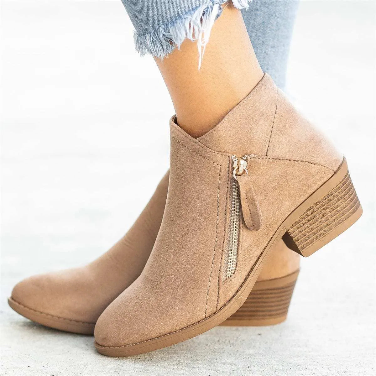 Women's suede ankle boots with a side zip, chunky heel, in beige colour.