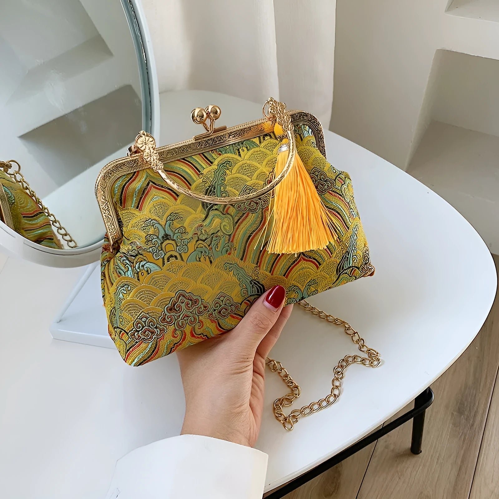 Chinese embroidery shell-shaped handbag in Chinese red with zipper changing bag