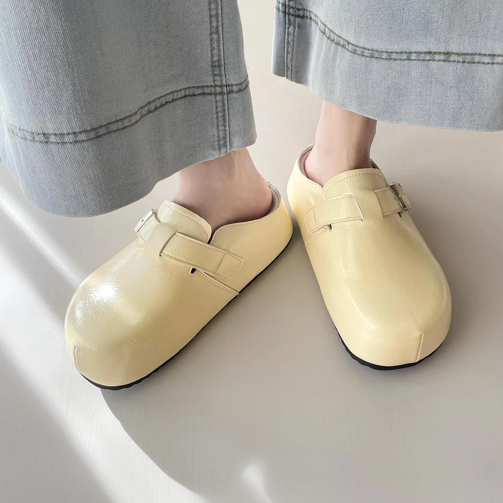 Flat buckle casual sneakers in PU upper, round toe, available in four colours and sizes 35-39