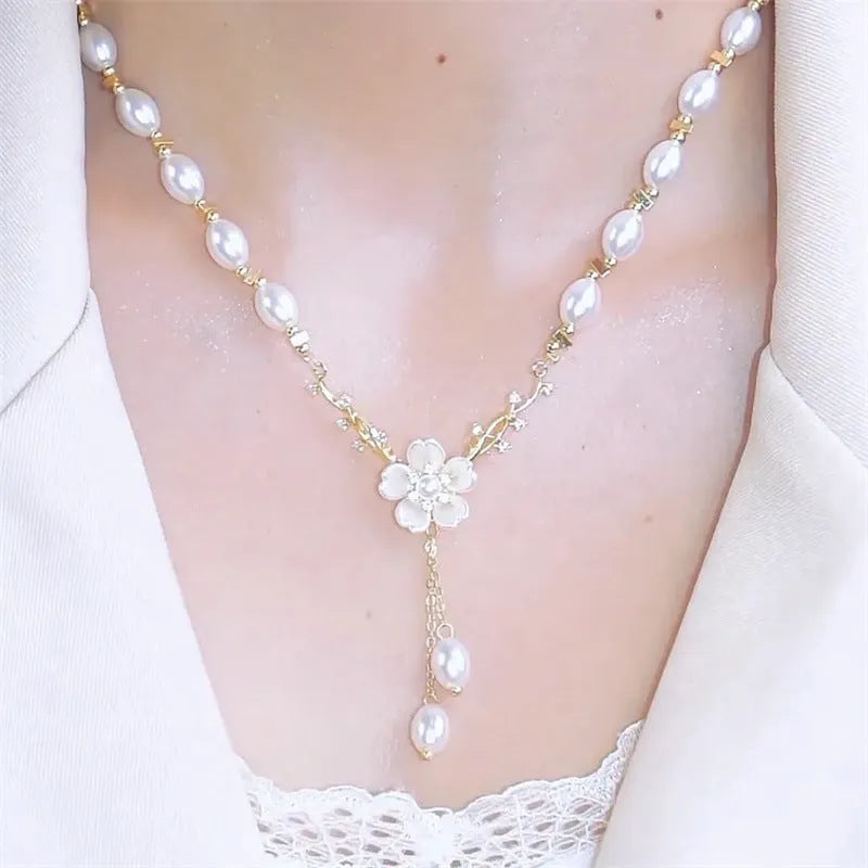 Alloy fashion necklace with pearl flower pendant and rose design elements
