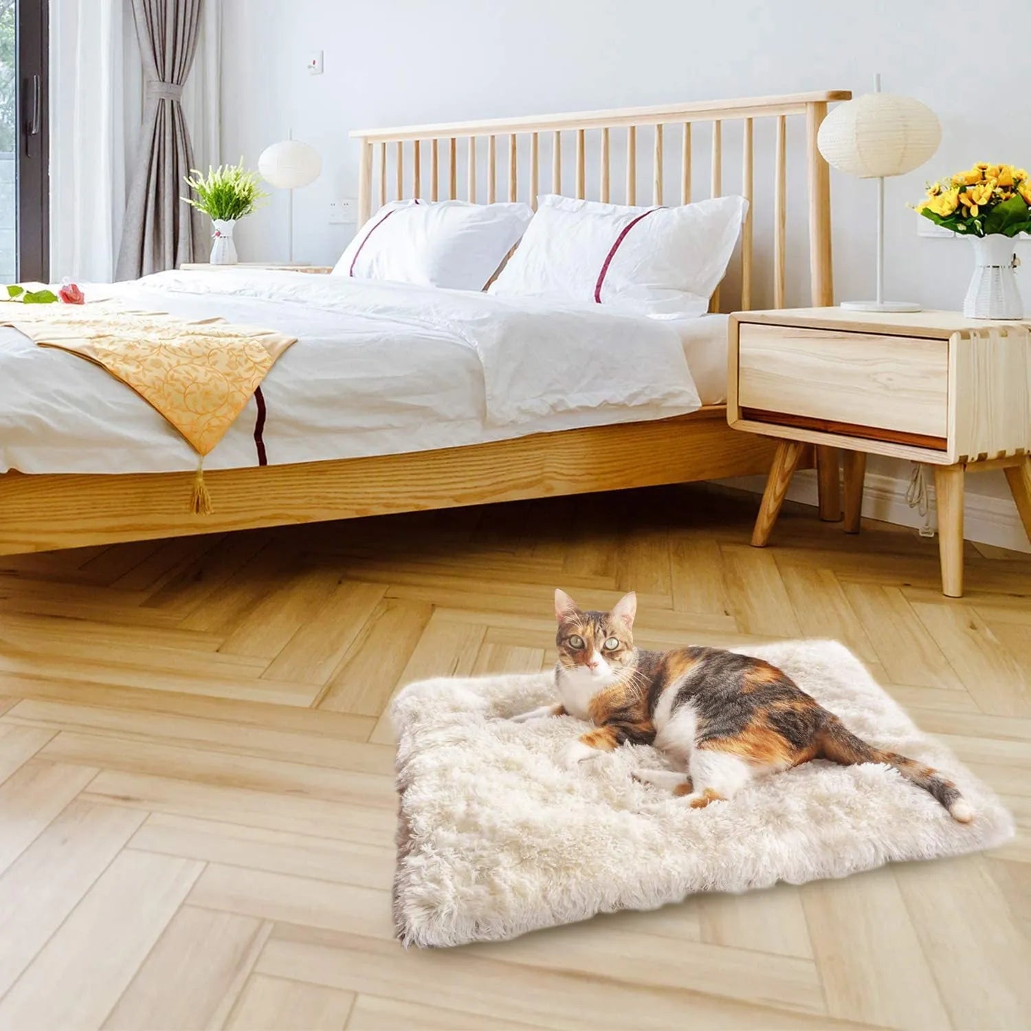 Gray self-heating pet blanket nest with long plush fur and non-slip black bottom, 61x51 cm