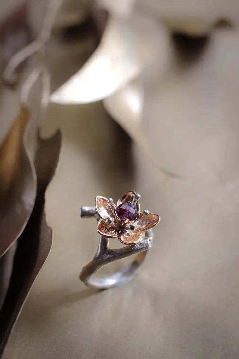 Women's two-tone floral geometric ring in silver alloy material showing size options