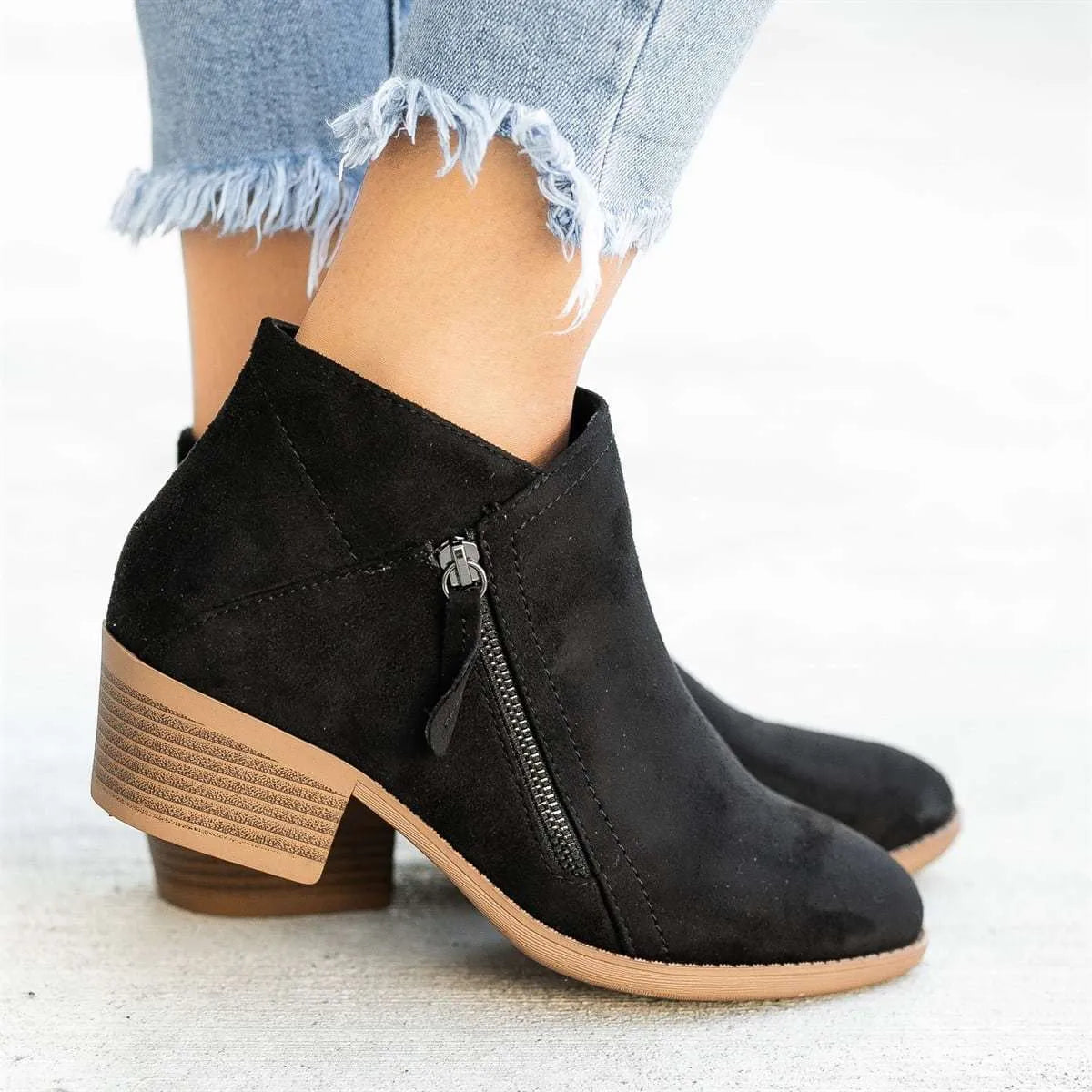 Women's suede ankle boots with a side zip, chunky heel, in beige colour.
