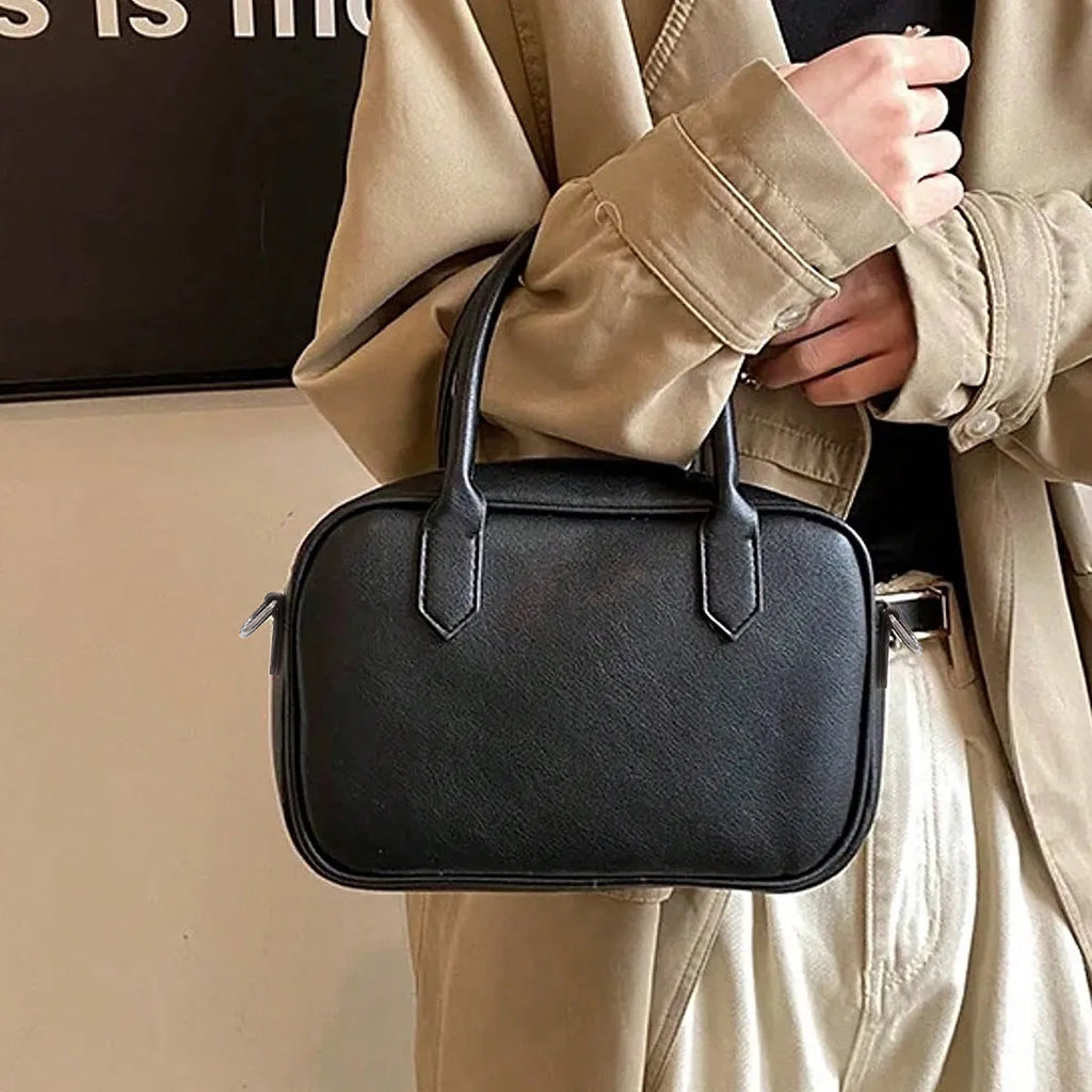 Retro small square simple shoulder messenger bag in black PU leather with horizontal shape and single strap