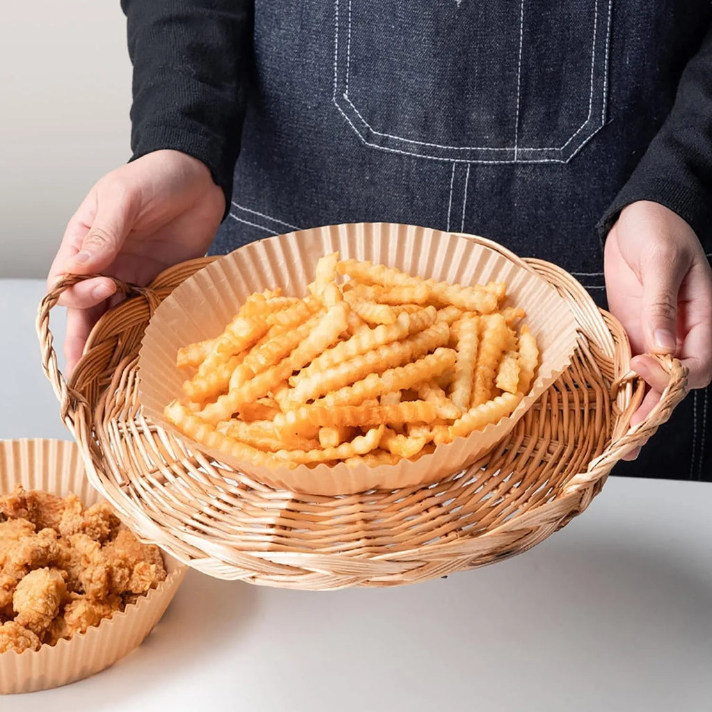 White round disposable food-grade parchment air fryer liner with 4.5cm raised edge, 16cm diameter