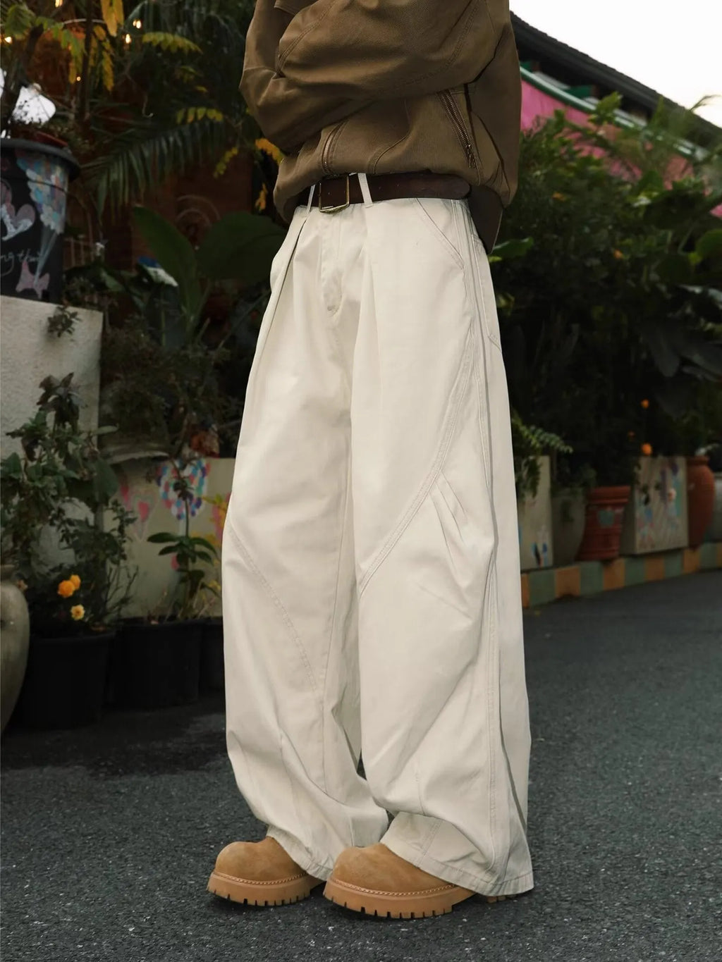 Men's straight-leg trousers with pleated front and elastic waistband in stripe pattern