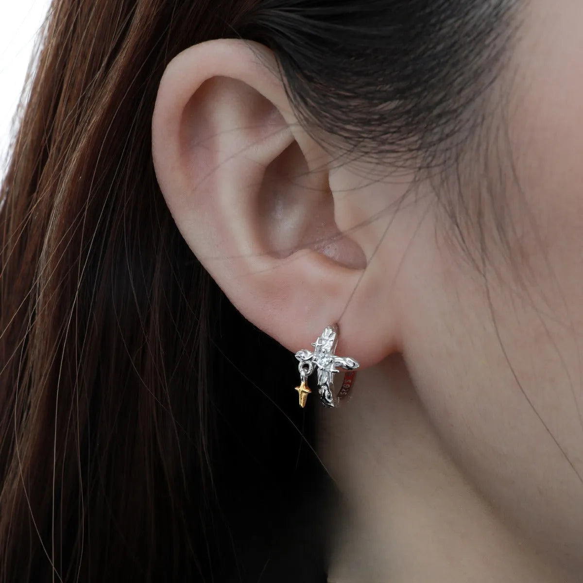 925 silver cross earrings with white gold electroplating and geometric round design