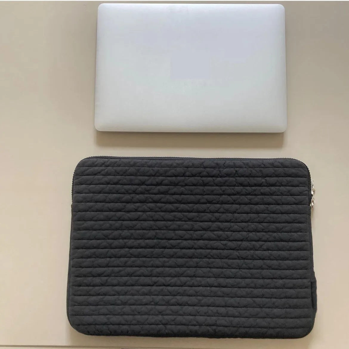 Black and white cotton cloth hand-held laptop bag with anti-seismic tablet protection